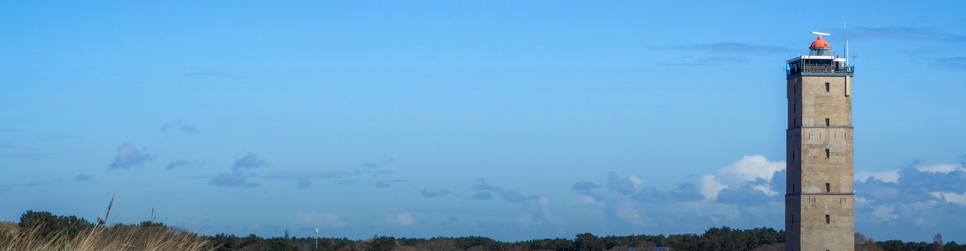 Blauwe lucht met rechterkant een vuurtoren