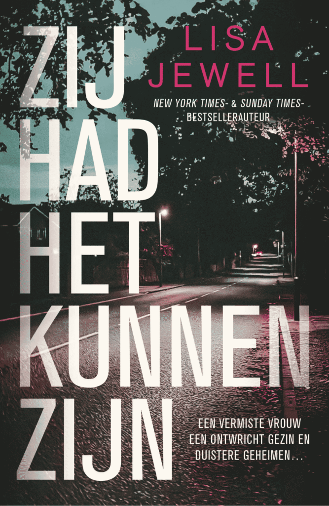 Lege straat, in het donker. Lantaarnpalan staan aan met een wat roze licht. Lucht is grijs/groen. Er staan bomen langs de rechte weg.